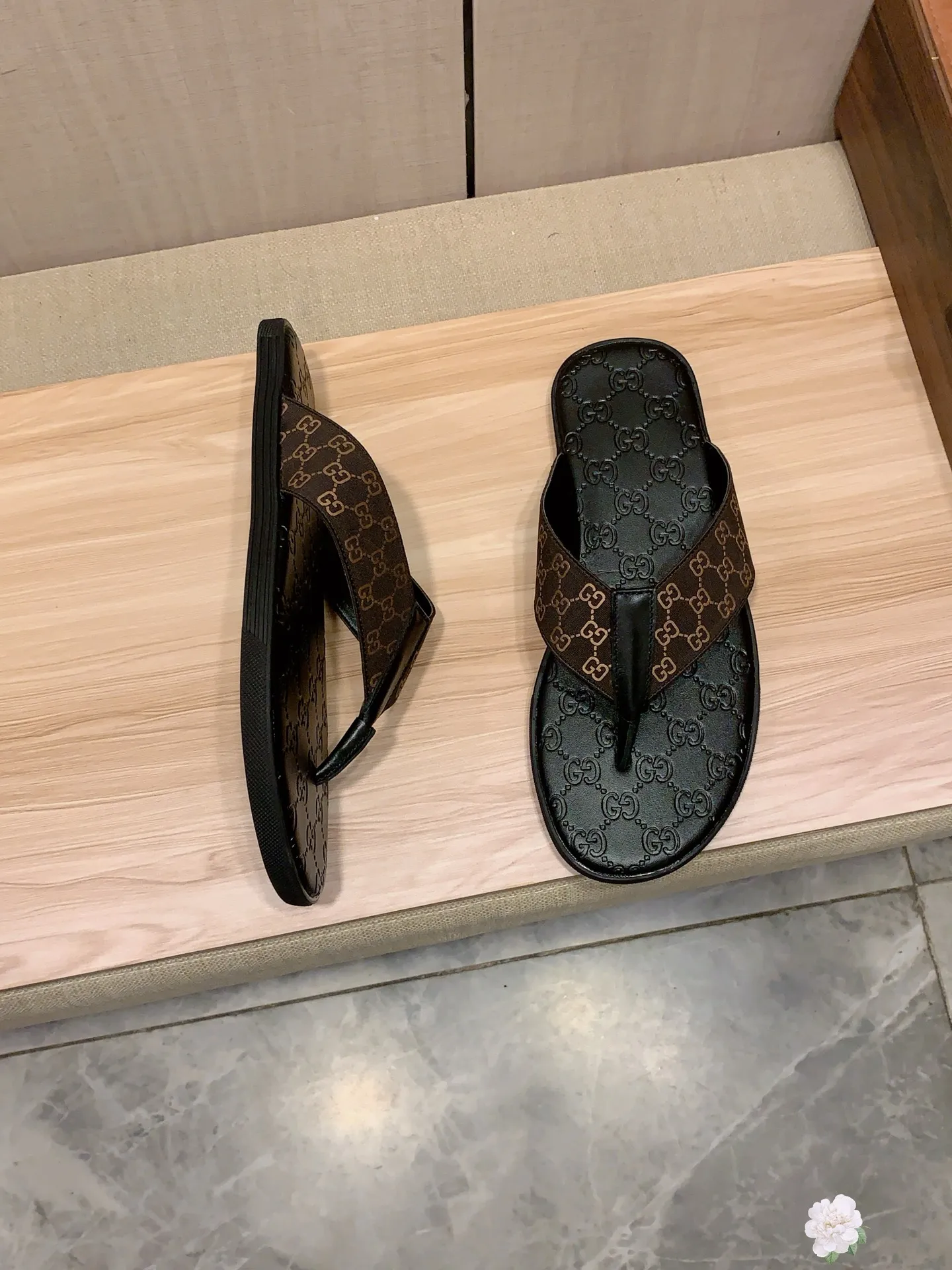 Slippers: New model: Factory price: 260💰💰🎩🎩🔥🔥《 Gucci* 》Series of slippers top purchasing agent🔍🔍Sold at the same time for men, original Italian imported webbing made of selected cowhide, exquisite workmanship,), sole: (super comfortable) original factory special sole, ⚠️exclusive double-layer movable molded sole super comfortable⚠️, real shot🎬the real thing is more beautiful🔍🔍266 regular code 38-44, can be ordered 45.